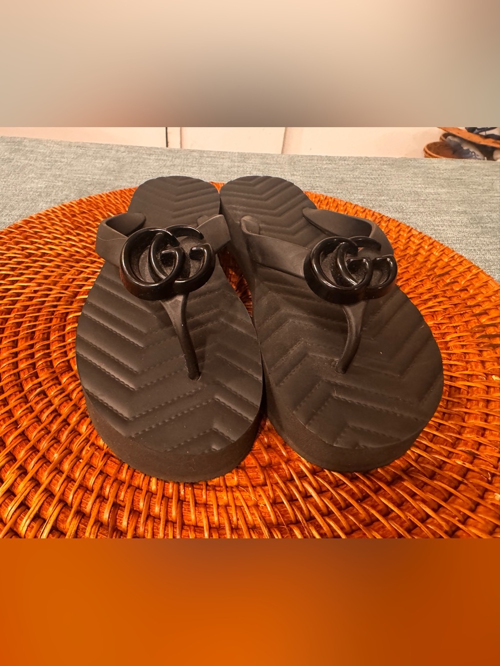 Gucci Black Jelly Knot Toe-Post Sandals - Picture 4 of 4